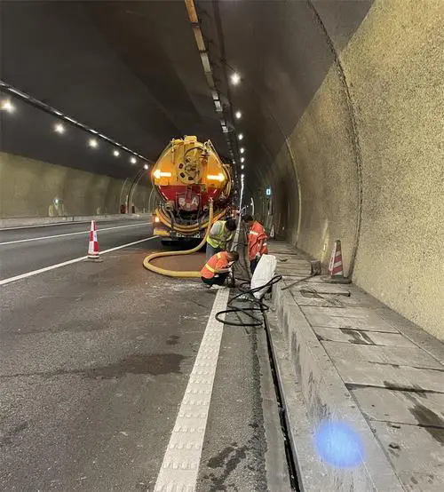 芒康隧道排水渠清淤